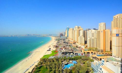 - une vue aérienne sur une plage avec des bâtiments et l'océan dans l'établissement Dreams beach hostel, à Dubaï