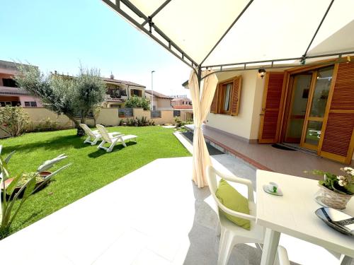 patio con mesa y sillas en Rosa's House - zona ospedaliera, en Cagliari