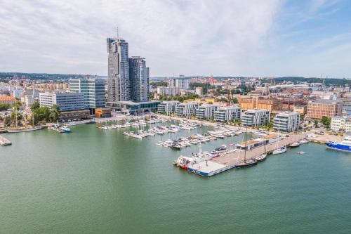 una vista aerea di un porto con barche in acqua di Apartament Faltom 20 Yacht Park Premium a Gdynia