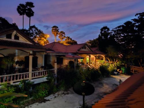 une maison la nuit avec les lumières allumées dans l'établissement Good vibes bungalow at Ya Nui beach, à Phuket