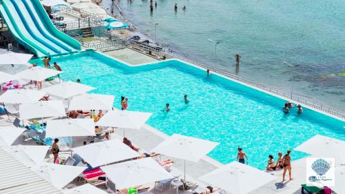 A piscina localizada em Hotel Carmen Azzuro ou nos arredores