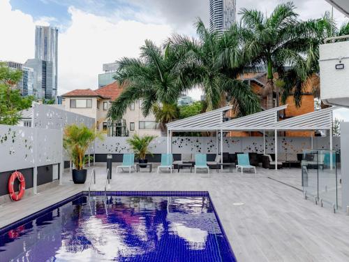 Poolen vid eller i närheten av Mercure Brisbane Spring Hill