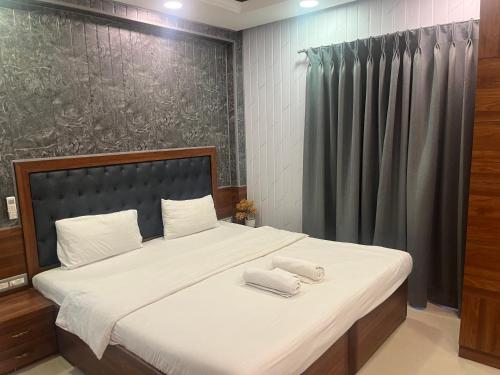 เตียงในห้องที่ Areia De Goa, Comfort Stay Apartment near Baga Beach