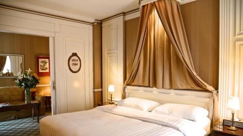 เตียงในห้องที่ Carlton Lausanne Boutique Hôtel