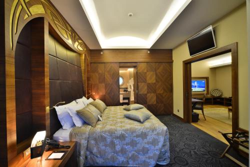 A television and/or entertainment centre at Warwick Ankara