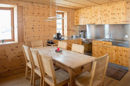 Кухня або міні-кухня у Family accommodation Oberbergstrassse for 5 persons Parpan