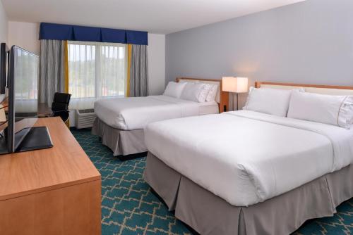 TV i/ili zabavni centar u objektu Holiday Inn Express and Suites West Ocean City, an IHG Hotel