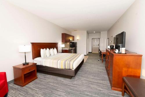 เตียงในห้องที่ Country Inn & Suites by Radisson, Harrisburg - Hershey West, PA