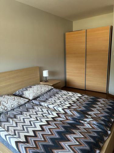 1 dormitorio con 1 cama grande y armarios de madera en BLUE MARE Apartamenty MES, en Łukęcin