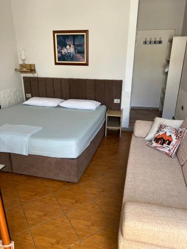 una camera con letto e divano di Villa Roel 2 apartments nr 88 a Vlorë