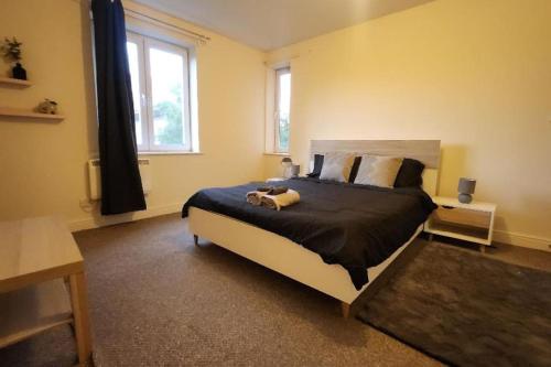 una camera da letto con un letto con un cane sopra di 2 bedroom apartment a Liverpool