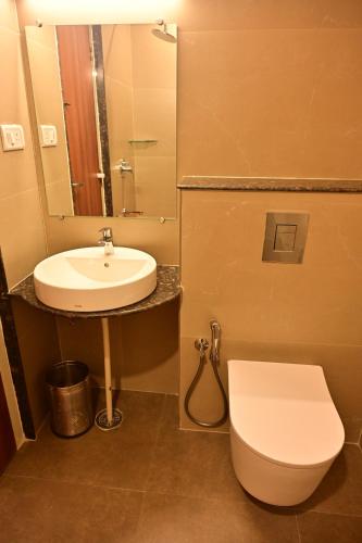 Un baño de Poorva Residency