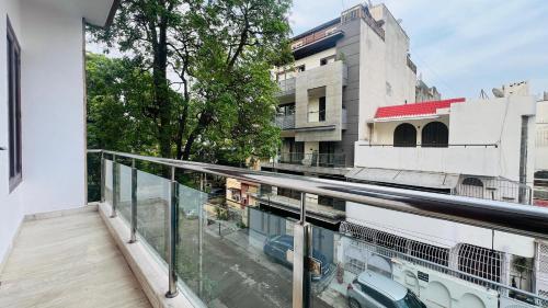 een balkon met uitzicht op een straat bij Olive Service Apartments - Green Park in New Delhi