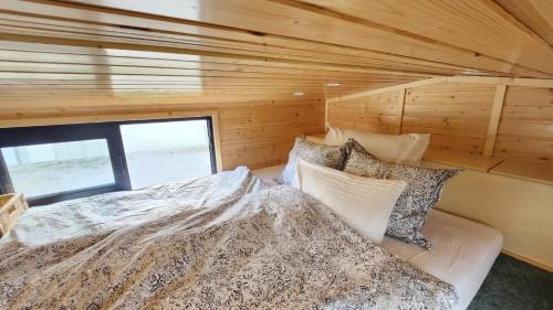 Postel nebo postele na pokoji v ubytování Behagliches OFFGRID Tiny House - Escape to Nature