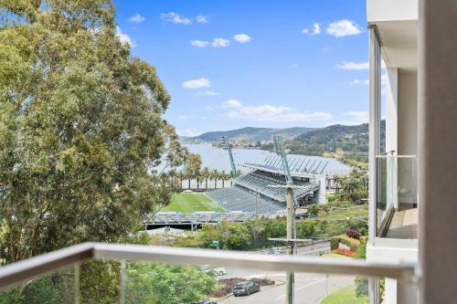 d'un balcon avec vue sur un stade de baseball. dans l'établissement Cool Coastal Pad with Panoramic Water Views, à Gosford