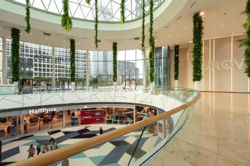 Nikas Eurovea Apartments في براتيسلافا: arium of a shopping mall with people in it