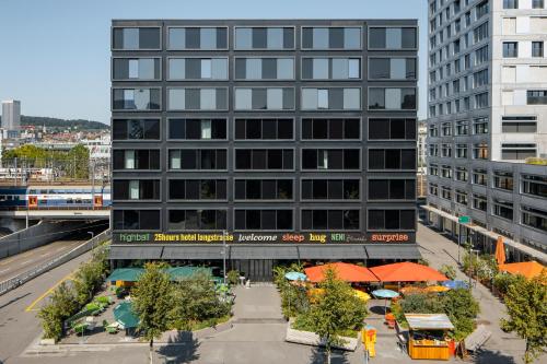 een uitzicht op een gebouw met een patio bij 25hours Hotel Langstrasse in Zürich