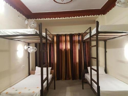 Tempat tidur dalam kamar di Wow Backpackers Hostels