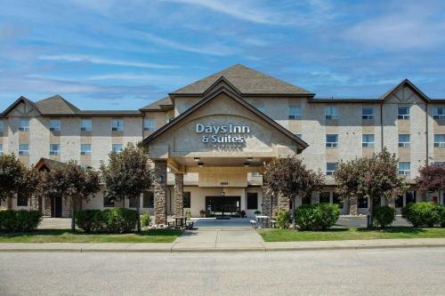 un edificio con un cartel que lee días posada y suites en Days Inn & Suites by Wyndham West Edmonton, en Edmonton