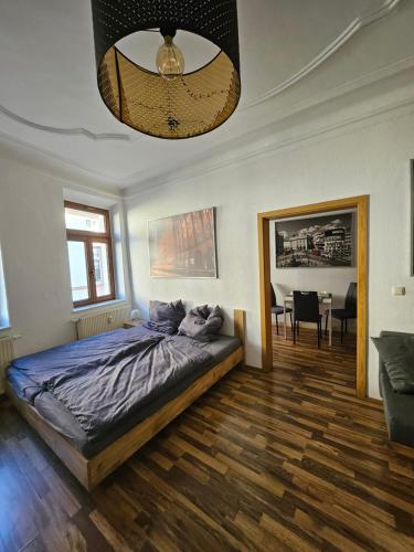 una camera con letto e una sala da pranzo di FERIENWOHNUNG APARTMENT in ZITTAUER STADTZENTRUM INNENSTADT INNENRING TOP LAGE - WOHNEN AUF ZEIT IN ZITTAU - 1 RAUM WOHNUNG a Zittau