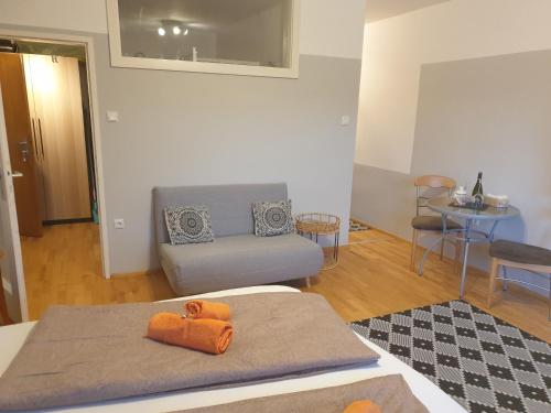 Rúm í herbergi á "Wohlfühl-Oase im Zentrum von Villach-1 Zimmer, Apartment , Garconniere Villach City