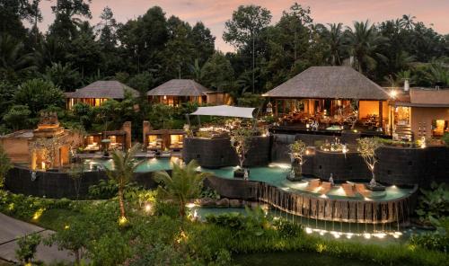 Sanna Ubud A Pramana Experience في أوبود: اطلالة جوية على منتجع في الليل