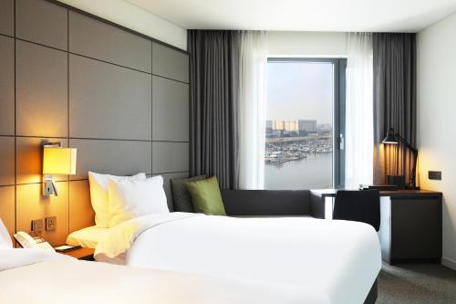 Tempat tidur dalam kamar di Hotel Marinabay Seoul Ara