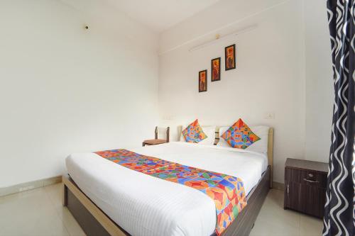 Krevet ili kreveti u jedinici u objektu FabHotel Reem Residency - Nr Cochin International Airport