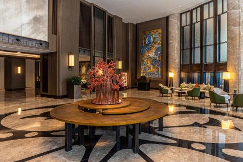 広州市にあるYuexiu Hotel Guangzhou Curio Collection By Hilton - Free shuttle between hotel and Exhibition Center during Canton Fair & Exhibitor registration Counterの花瓶を飾ったロビー