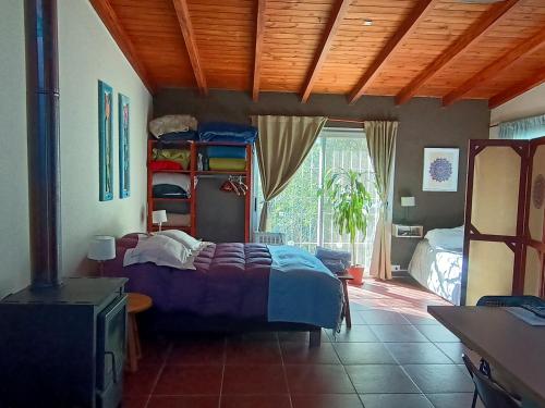 - une chambre avec un lit dans l'établissement CABAÑA MI PAZZ camino al cuadrado, à Córdoba