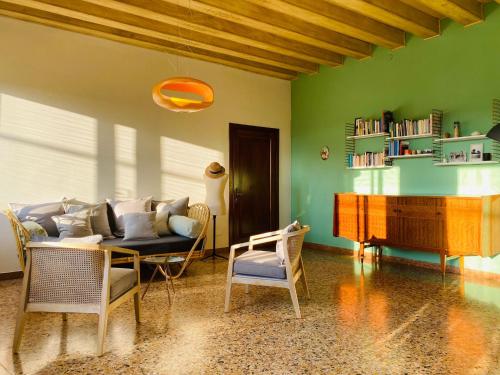 uma sala de estar com um sofá e uma mesa em Le 33 em Bassano del Grappa