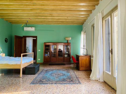 um quarto com uma cama e uma parede verde em Le 33 em Bassano del Grappa