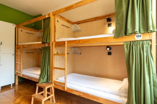 2 beliches num quarto com paredes verdes em Cabbage Hostel em Belgrado