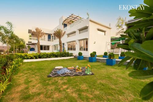 EKOSTAY Luxe - Hercules Villa के बाहर एक बगीचा