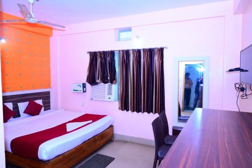 Voodi või voodid majutusasutuse Mor Hotel Krishna Residency-Restaurant- Wifi Facilities - Near PURI Sea Beach Best Selling & Best Choice of Travellers toas