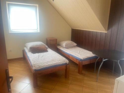 A bed or beds in a room at Tawerna Portowa