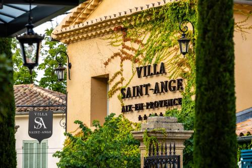 um edifício com um sinal na lateral em Villa Saint-Ange em Aix-en-Provence