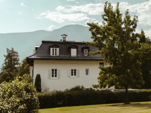 メラーノにあるHotel Villa Freiheimの黒屋根の大白い家