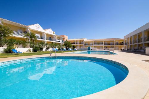 La alberca dentro o cerca de Albufeira Sunny Apartment 2 With Pool by Homing