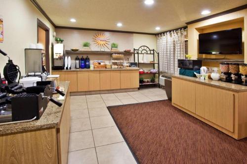 Ett kök eller pentry på La Quinta Inn & Suites by Wyndham Springdale