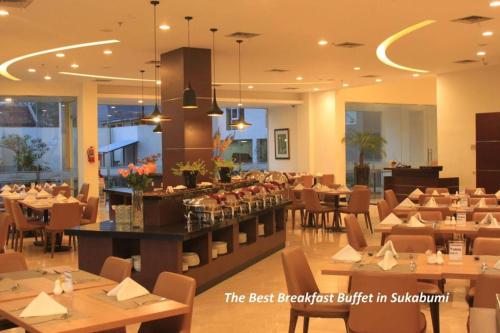 Horison Hotel Sukabumi 레스토랑 또는 맛집