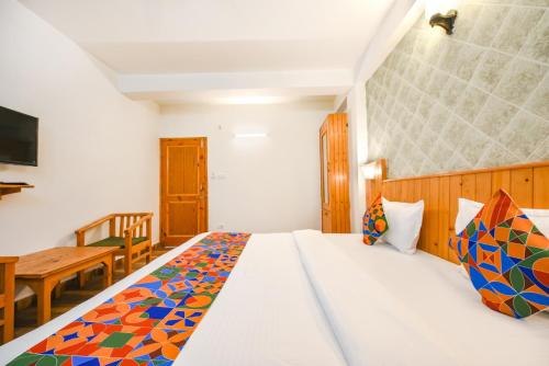 1 dormitorio con 1 cama grande y 1 mesa en The Kanchanikoot - Luxury Comfort ! Travellers Delight ! Budget Friendly ! Prime Location ! Guest Favourite, en Manali