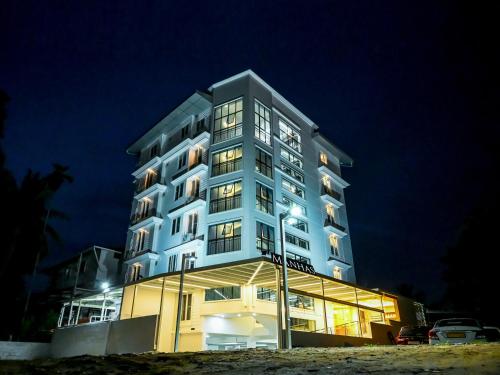 ein Gebäude am Strand nachts in der Unterkunft Manhas Olympus in Ernakulam