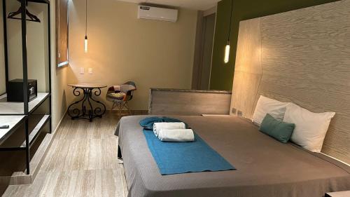 um quarto com uma cama com toalhas em LOL-HA Hotel Boutique em Cancún