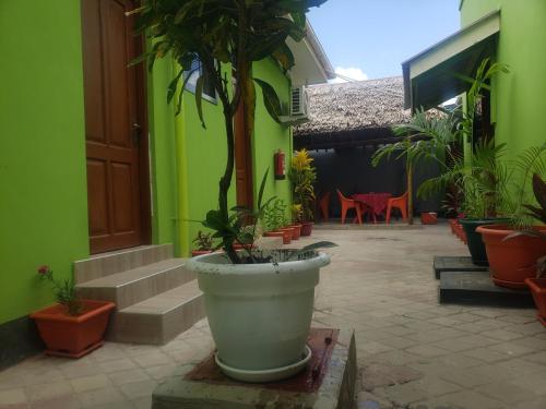 Fotografija v galeriji nastanitve L&j modern backpackers BnB v mestu Dar es Salaam