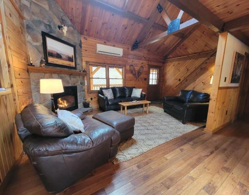 Private and Cozy Cabin Close to Williamsport, PA tesisinde bir oturma alanı