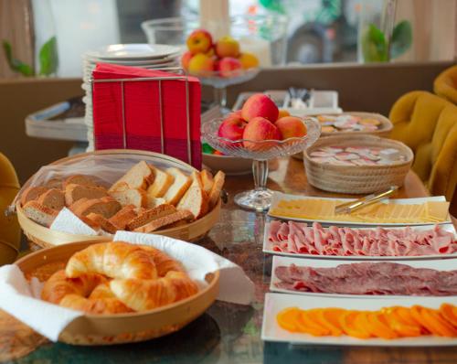 Comida na casa de hóspedes ou em algum lugar perto