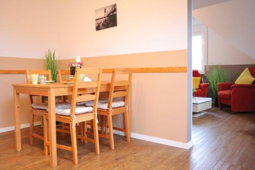 d'un salon et d'une salle à manger avec une table et des chaises. dans l'établissement Ferienwohnung Helgoland, à Dorum Neufeld