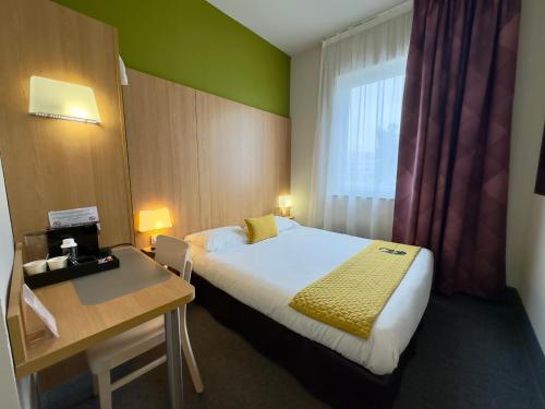 Cama ou camas em um quarto em B&B HOTEL Metz Est Technopole Pôle Santé