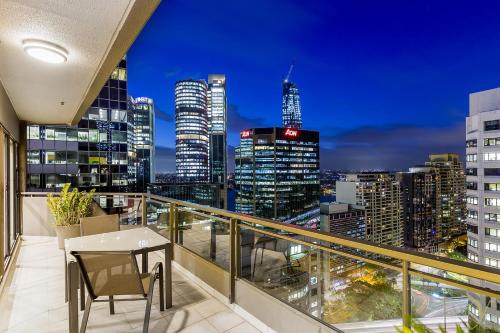 d'un balcon avec une table et une vue sur la ville. dans l'établissement The York by Swiss-Belhotel, à Sydney